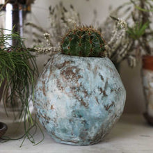 Carica l'immagine nel visualizzatore di Gallery, Vaso Luna in Terra Cruda Lisciato a Pietra d’Agata | Terra Cruda®