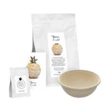 Carica l'immagine nel visualizzatore di Gallery, Small Garden Box Bolivian Rainbow. Una box contiene un sacchetto di Terra Cruda da un chilo, semi di peperoncino arcobaleno, menta o crocus di zafferano e una controforma. Idea regalo sostenibile per amanti delle piante. Small Garden Box: costruisci un vaso 100% naturale e coltiva piante da portare in tavola, seguendo i principi della sostenibilità agroalimentare.